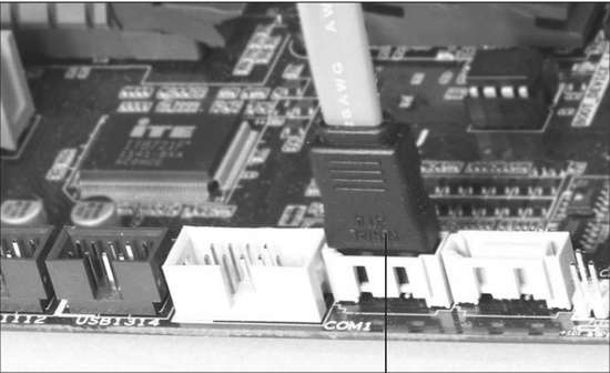правильно-установленный-кабель-данных-на-панели-сверху